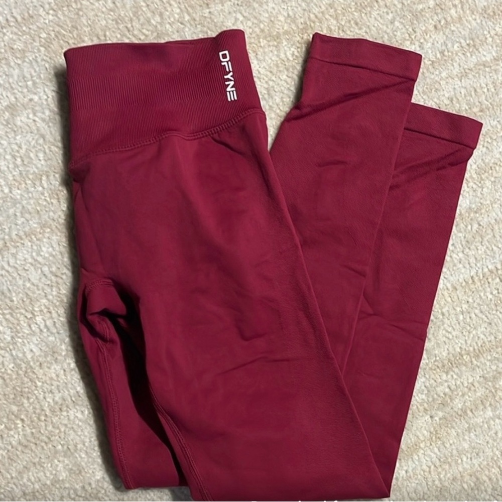 Dfyne Women's impact Berry small Leggings